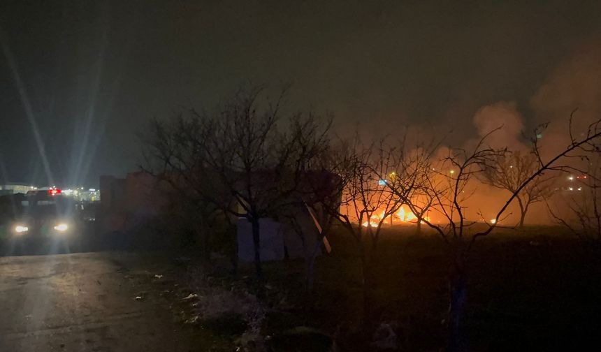 Evin bahçesindeki sünger ve paletler alev topuna dönüştü