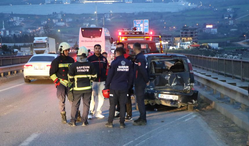 Freni boşalan TIR, 4 araca çarpıp elektrik direğini devirdi