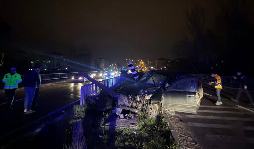 Gece Yarısı Kaza: Cip Köprü Korkuluklarına Çarptı, 2 Yaralı