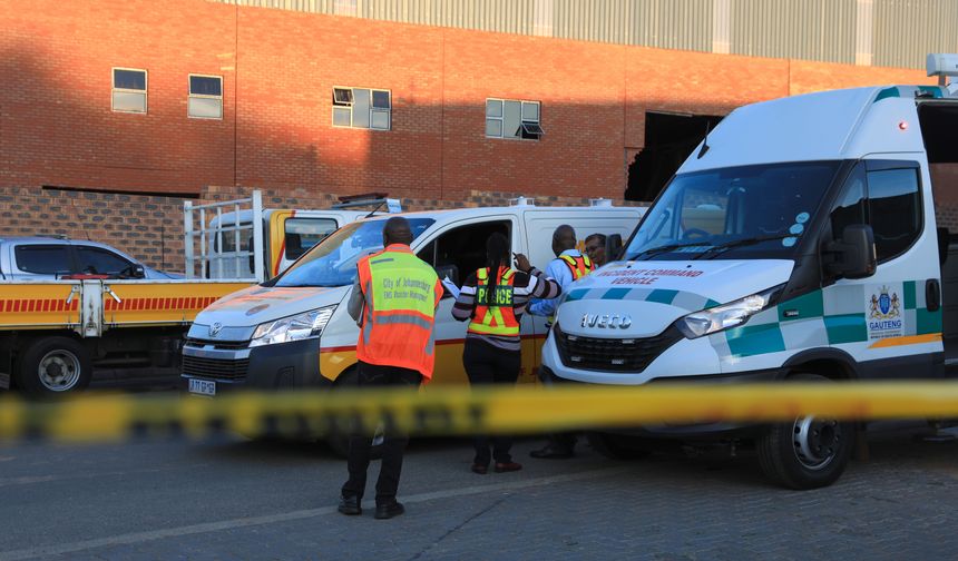 Güney Afrika'da inşaat halindeki bina çöktü