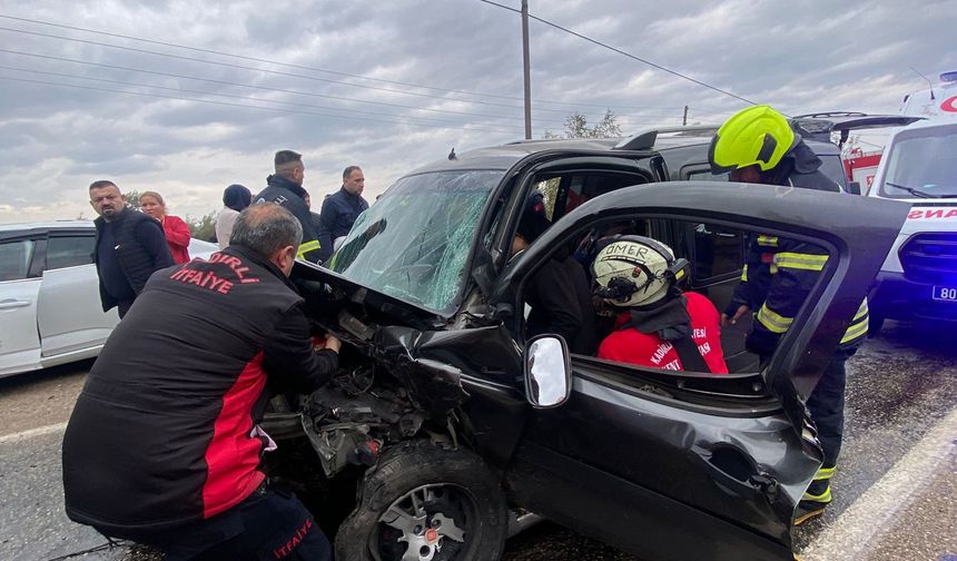 Hafif ticari araçla otomobil çarpıştı