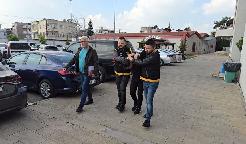 İş yerinin vitrinindeki cep telefonunu çaldı