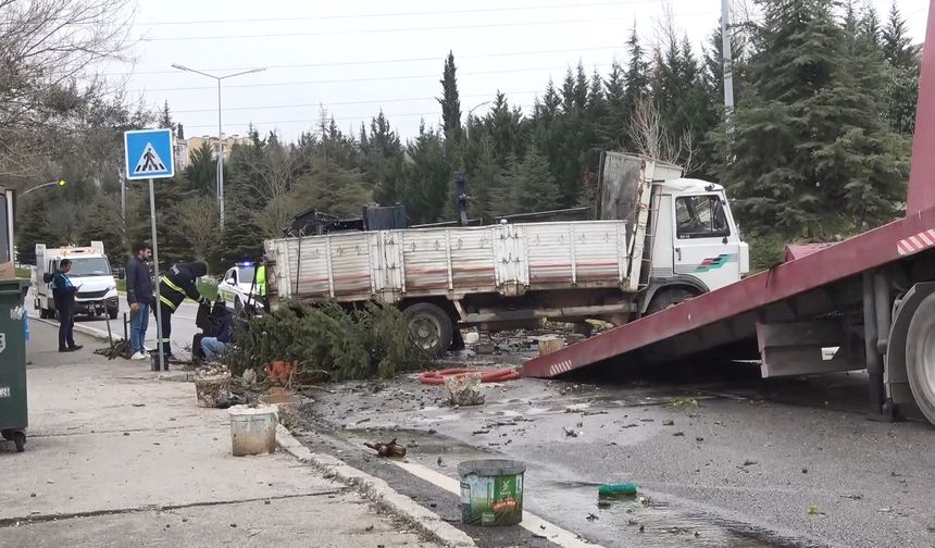 Kamyon refüje çıkıp devrildi