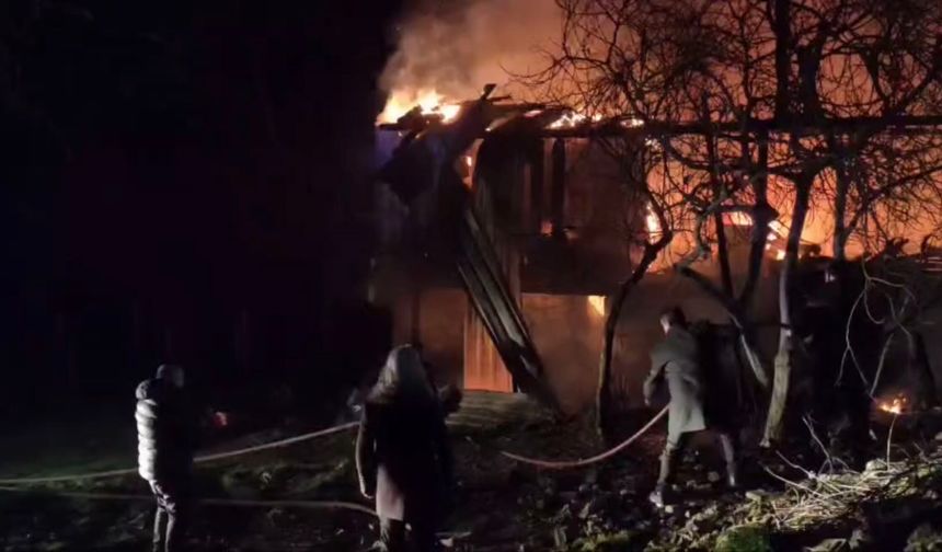 Karabük’te 2 Katlı Ev Yangını