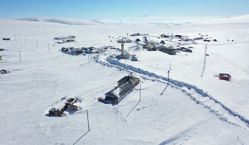 Kars’ta Kar Köyleri Beyaza Bürüdü