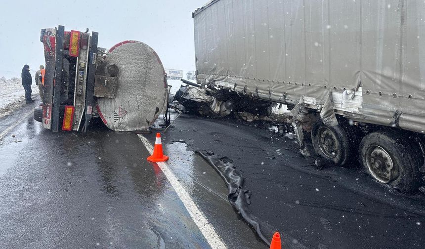 Kars’ta Zincirleme Kaza: Devrilen Zift Tankerine TIR Çarptı