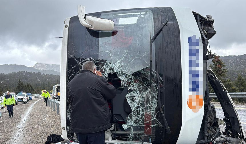 Konya-Antalya kara yolunda yolcu otobüsü devrildi