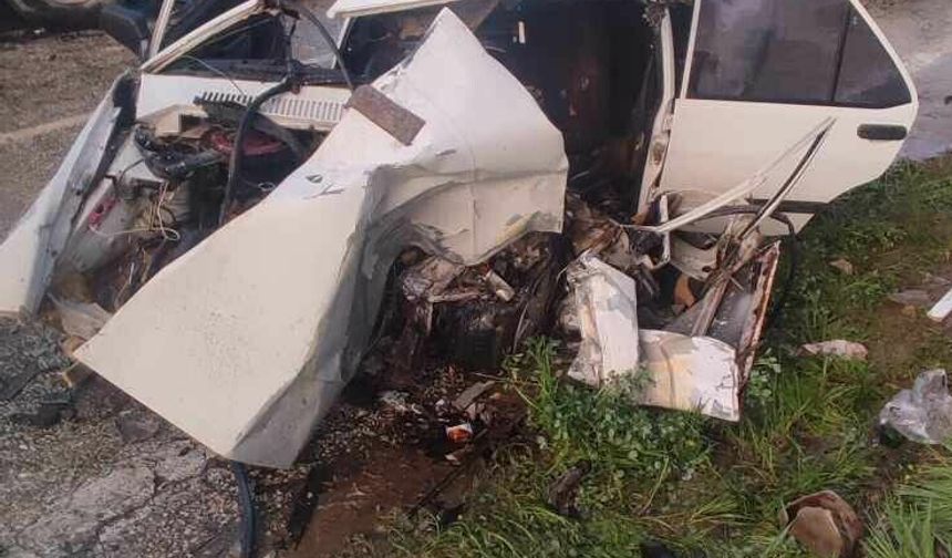 Manisa'da otomobil ile TIR çarpıştı