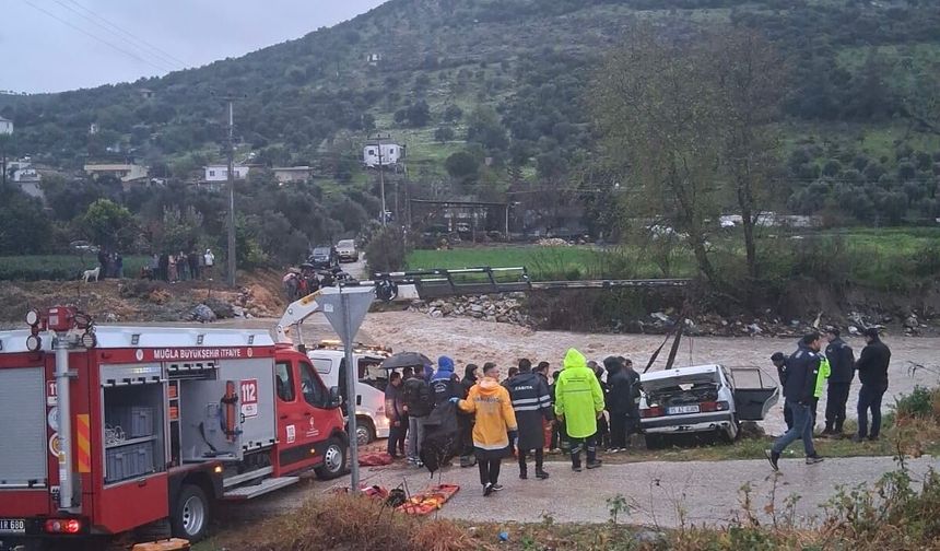 Muğla'da otomobil sel sularına kapıldı