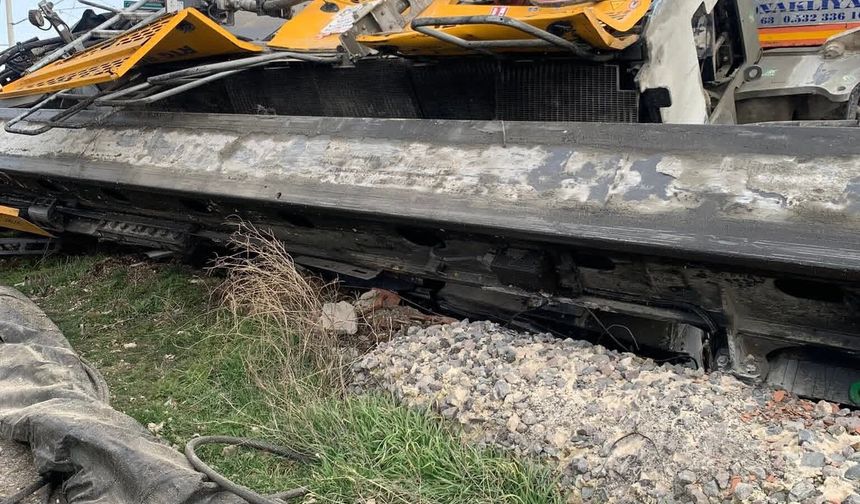 Nevşehir'de yük treni hemzemin geçitte TIR'a çarptı