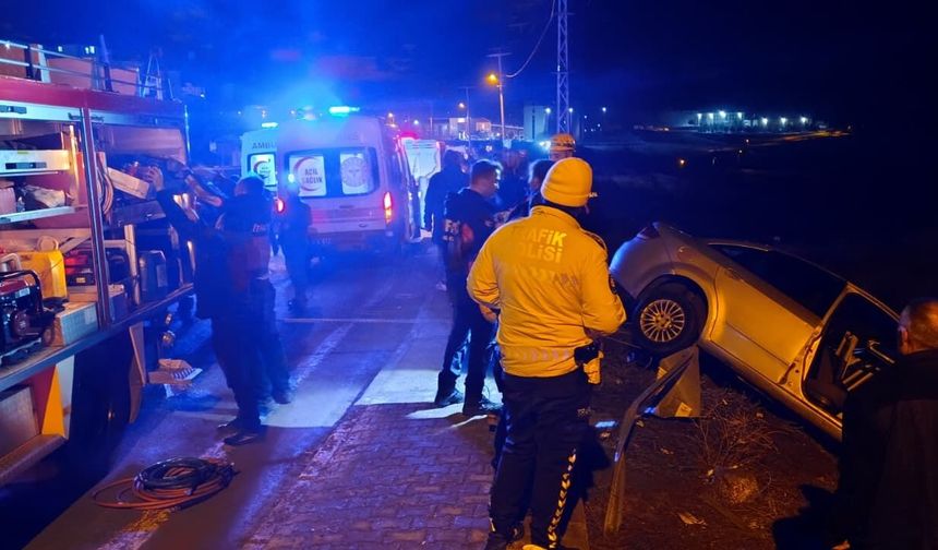 Otomobil bariyerlere çarptı: 2 kişi yaralandı