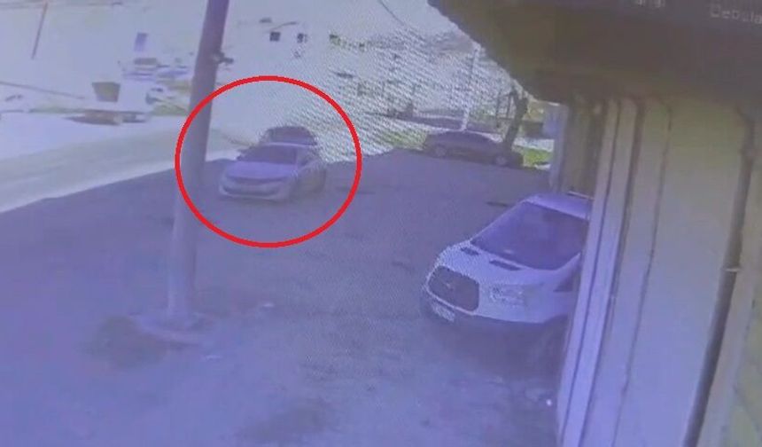 Park halindeki 2 araca çarptı