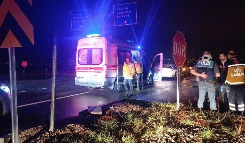 Polis aracıyla otomobil çarpıştı
