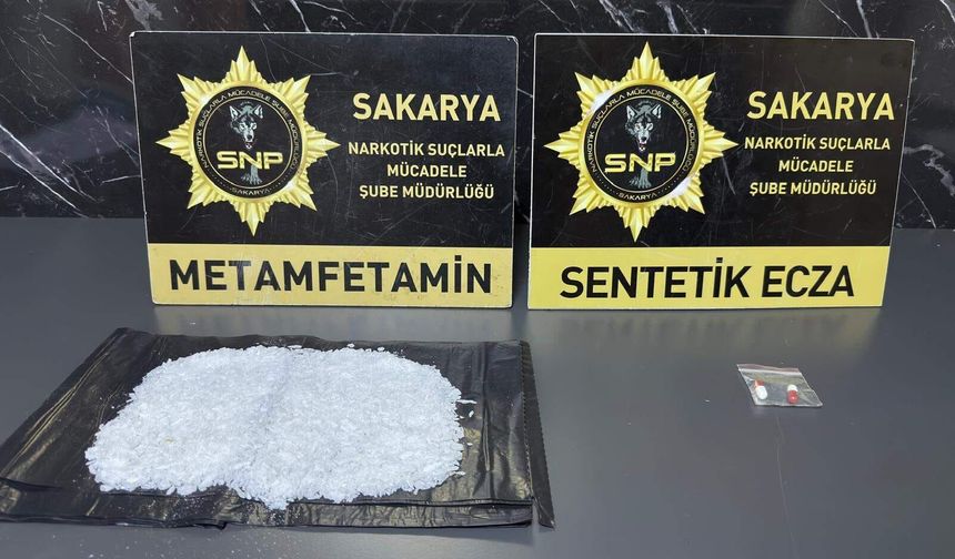 Sakarya’da Uyuşturucu Operasyonu: Silah ve Metamfetamin Ele Geçirildi, 2 Kişi Tutuklandı