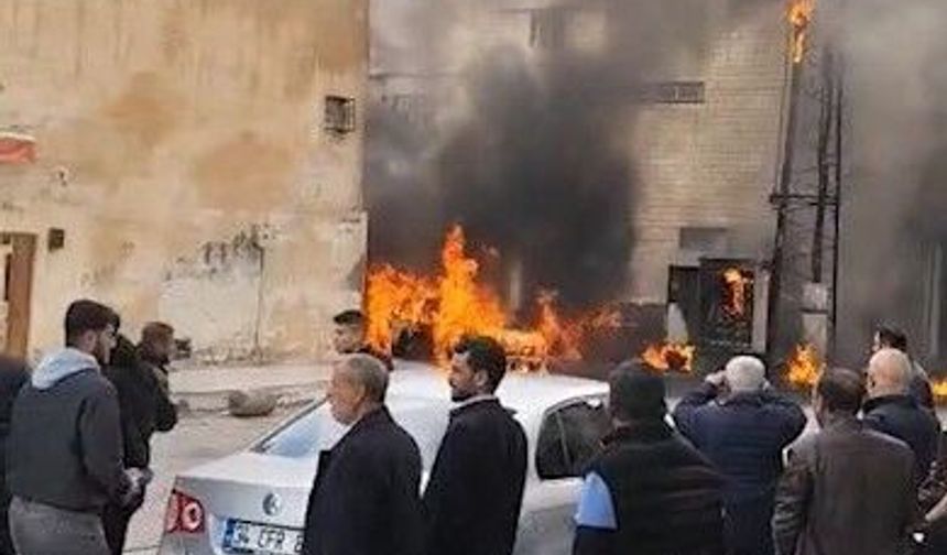 Şanlıurfa’da trafo patladı: 4 araç zarar gördü