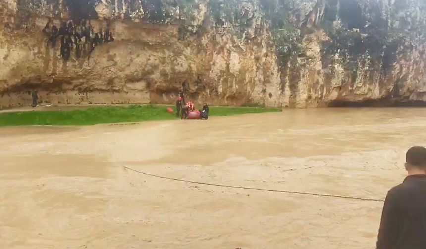 Sel suyuna kapılıp, mağaraya sığındılar