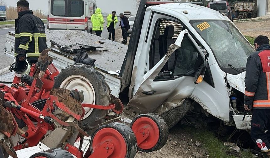 Tarım makinesi yüklü kamyonet yolda savruldu