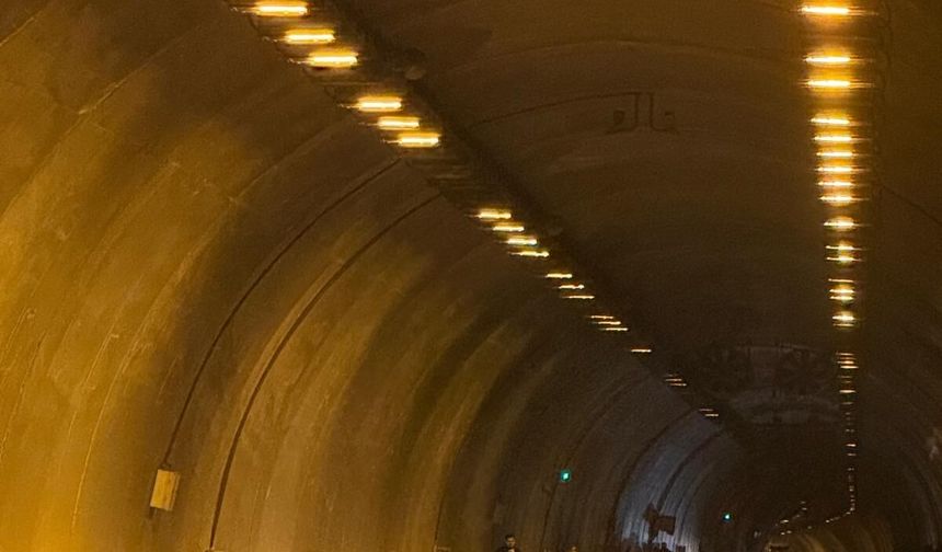 Tünel Girişinde İki Otomobil Çarpıştı