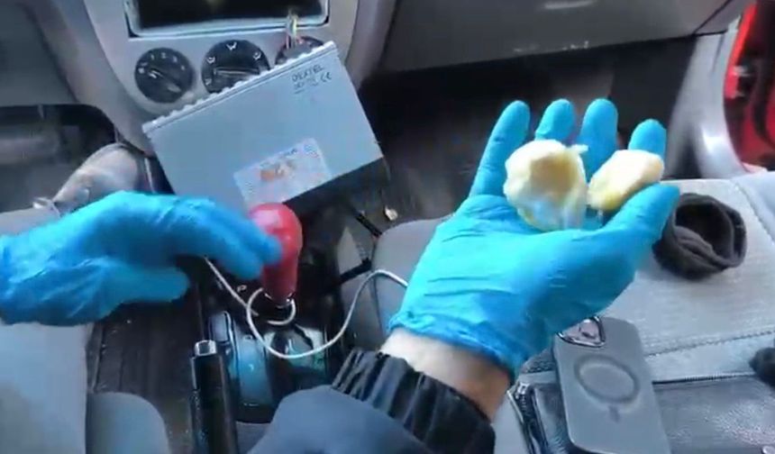 Uyuşturucuyu teybin arka bölümüne gizlemişler