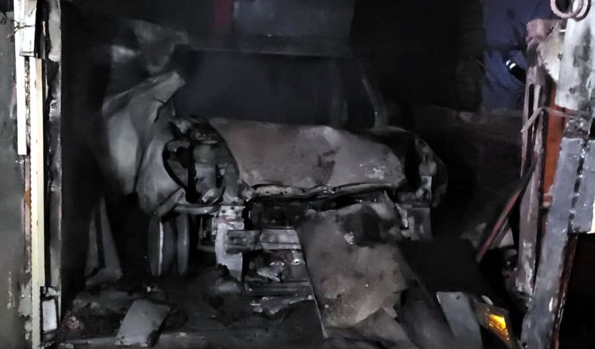 Yangında mahsur kalan köpekleri kurtarmak için seferber oldular!