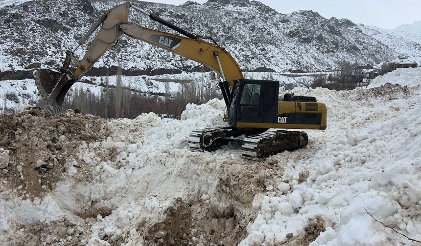 Yüksekova'da çığ düştü!