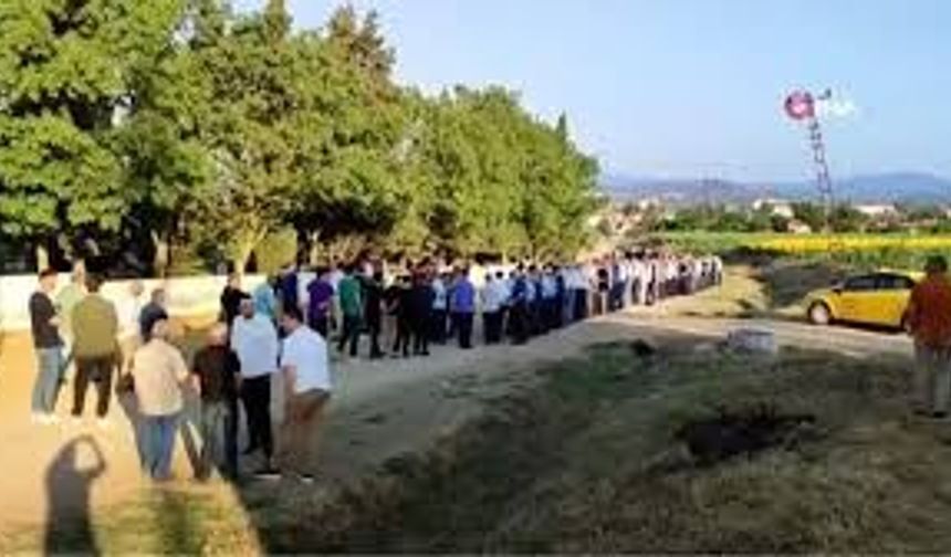 90 Yıllık Gelenek Sürüyor: Mezarlıkta Bayramlaşma Buluşturdu