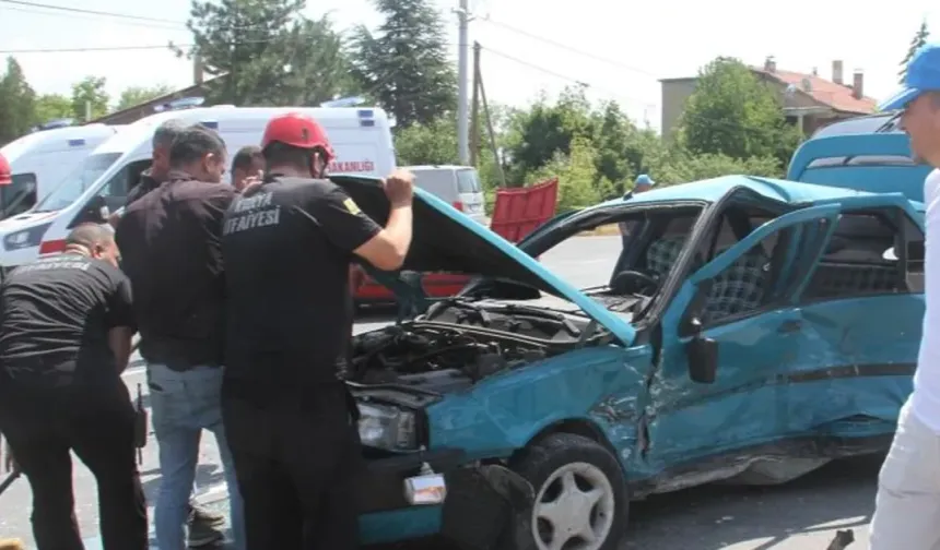 Kavşakta Feci Çarpışma: 4 Kişi Yaralandı