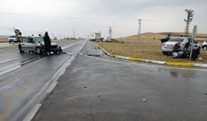 Sivas’ta Feci Kaza: Otomobil Devrildi, 3’ü Çocuk 5 Yaralı