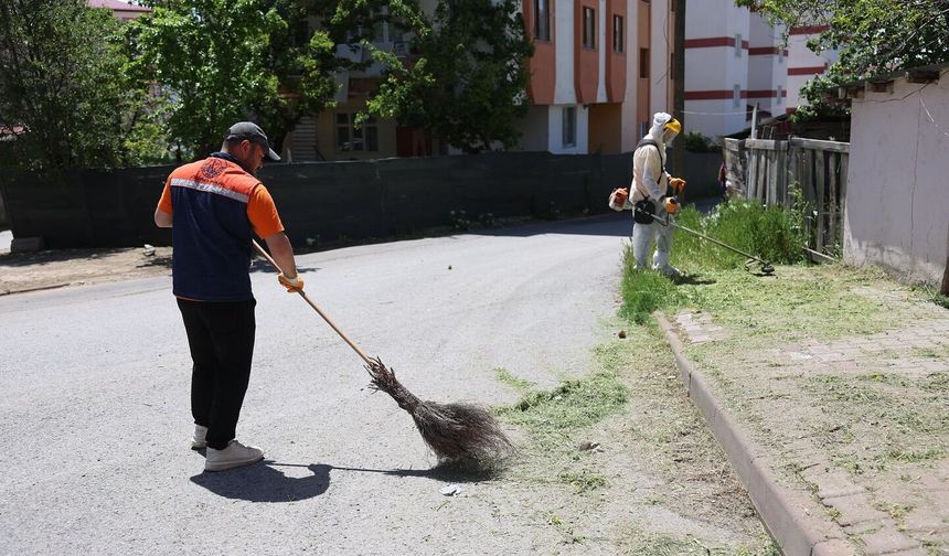 Temizlik işçisinden örnek davranış: Markete ayakkabılarını çıkararak girdi