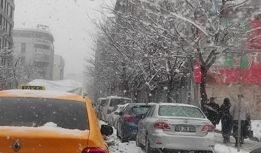 Van’da Karla Mücadele Sürüyor: 157 Yerleşim Yerinin Yolu Açıldı