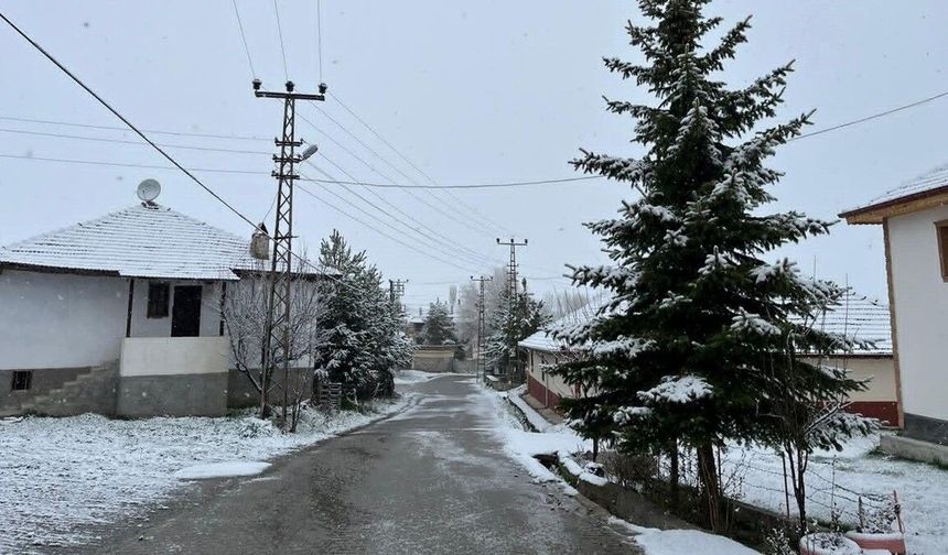 Bahar Ortasında Kış Geri Döndü: Yüksek Kesimlerde Kar Yağdı