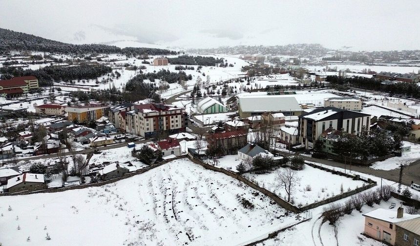 Kars'ta baharda kar etkili oldu