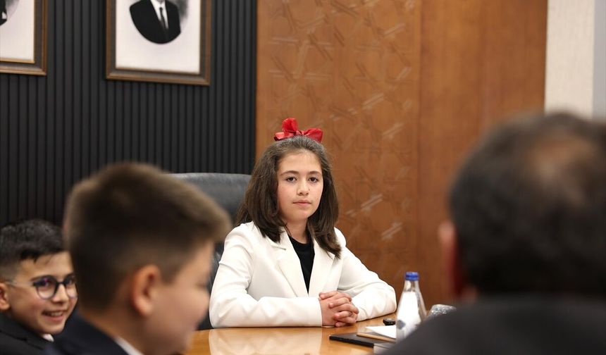 Vali Çiçek, makamını Zeynep'e devretti