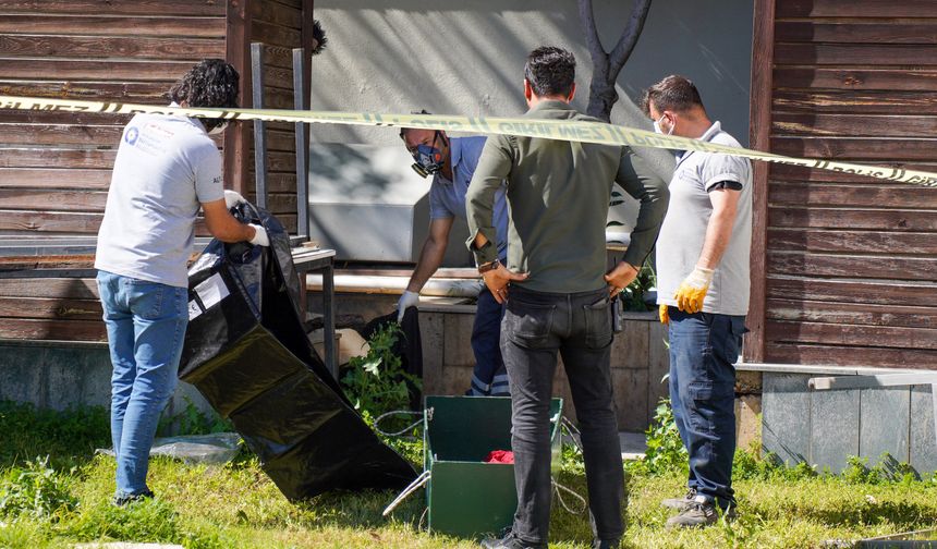 Antalya’da kan donduran olay! LED ekranın içinde ceset bulundu