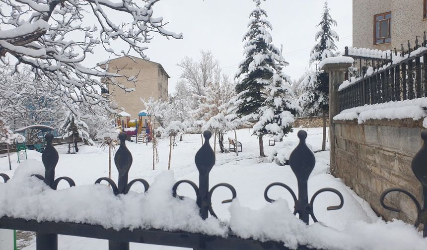 Başkale’de Nisan ayında kar sürprizi