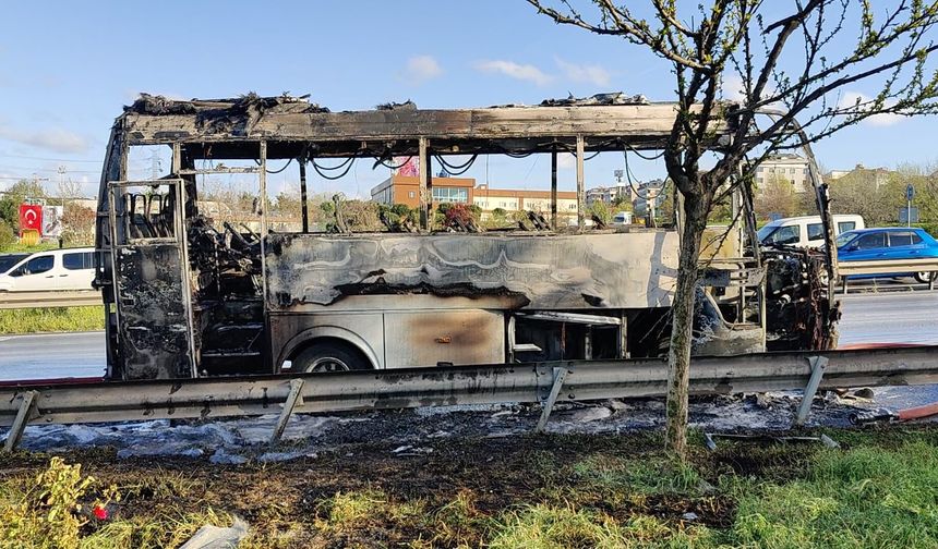 Bayrampaşa'da servis midibüsü yandı!