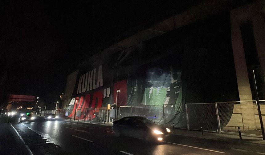 Beşiktaş’tan MHK ve VAR’a Sert Tepki: “Kukla VAR” Pankartı Asıldı