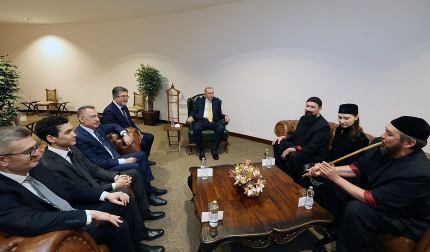 Cumhurbaşkanı Erdoğan, “Ay Yola” Grubunu Külliye’de Ağırladı