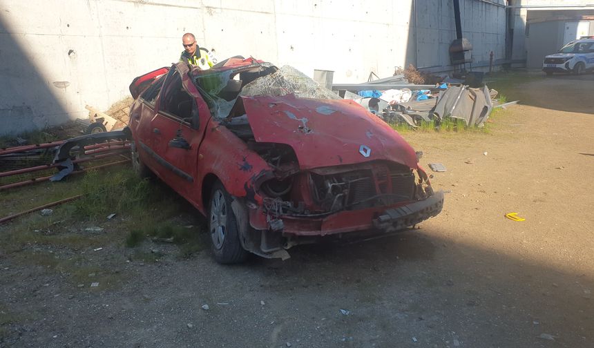 Düzce'de otomobil 20 metre yükseklikten düştü
