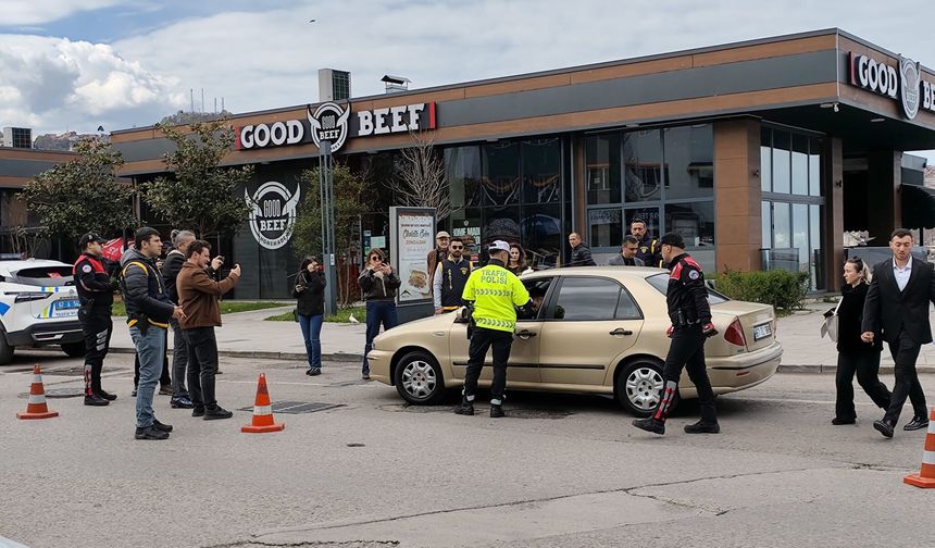 Gazetecilerden, polislere kutlama