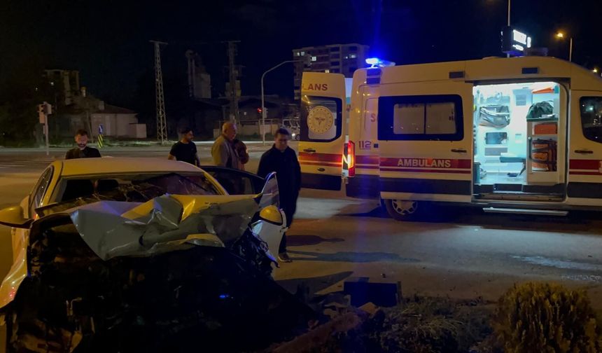 Kayseri'de iki otomobil çarpıştı