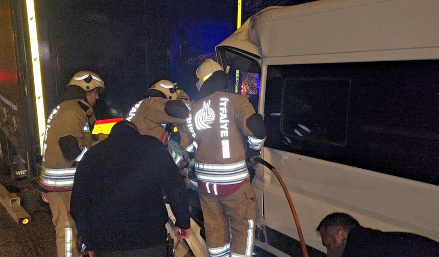 Kırmızı ışıkta bekleyen TIR'a çarptı