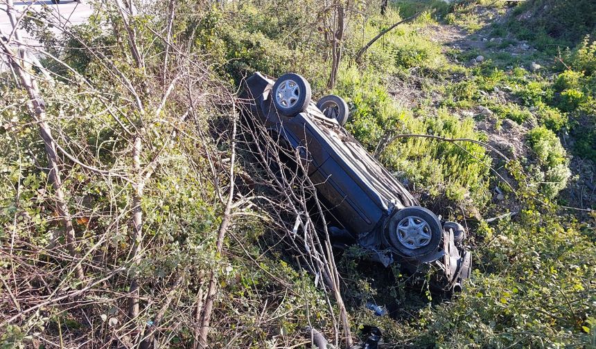 Ordu'da otomobil, şarampole devrildi