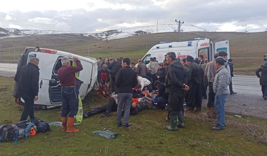 Van'da feci kaza: 13 yaralı