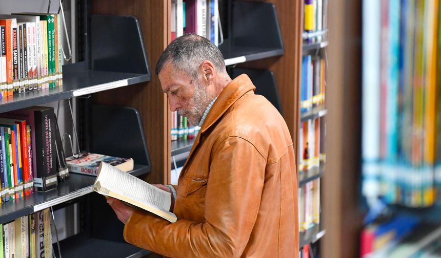 71 yaşında kütüphanenin en sadık okuru: Gençlere ilham oluyor