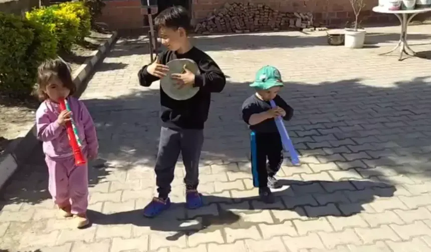 Amasya’da Miniklerin Köy Sokaklarındaki Müzik Eğlencesi Gülümsetti