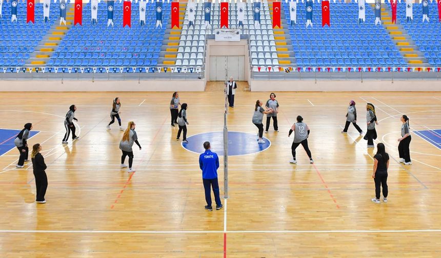 Altındağ’da Kadınlar Voleybol Turnuvası Başladı: 207 Sporcu Sahaya Çıkacak