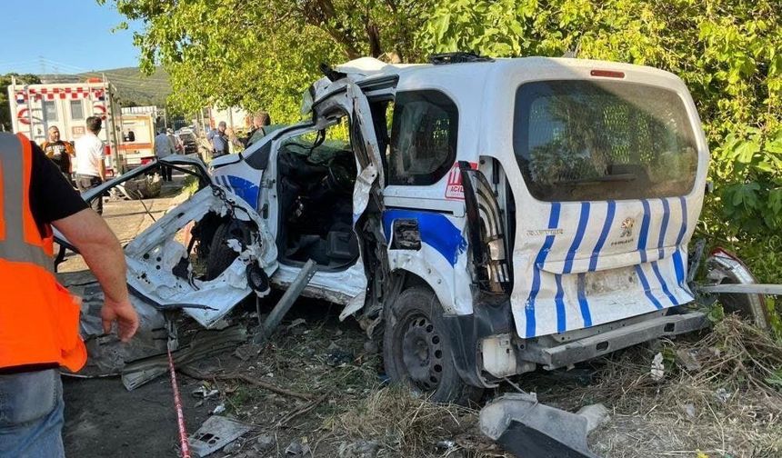 İzmir'de freni boşalan TIR çok sayıda araca çarptı; yaralılar var