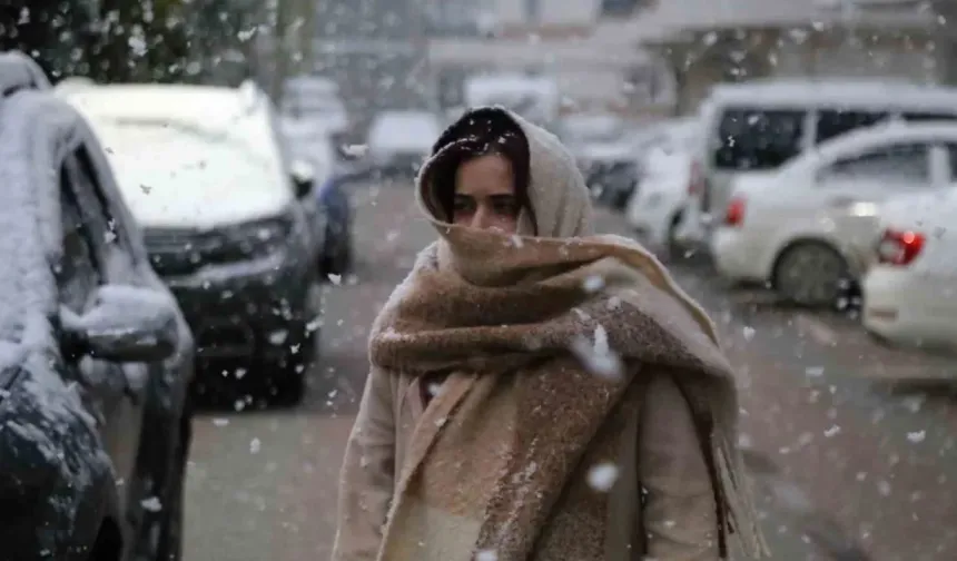 Nisan Ortasında Kar Sürprizi: Kent Beyaza Büründü