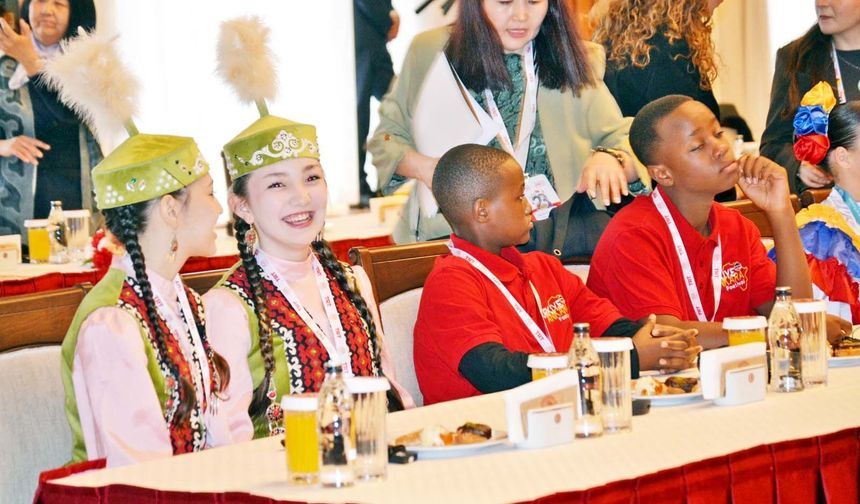 Meclis’te 23 Nisan Coşkusu: Dünya çocukları aynı çatı altında